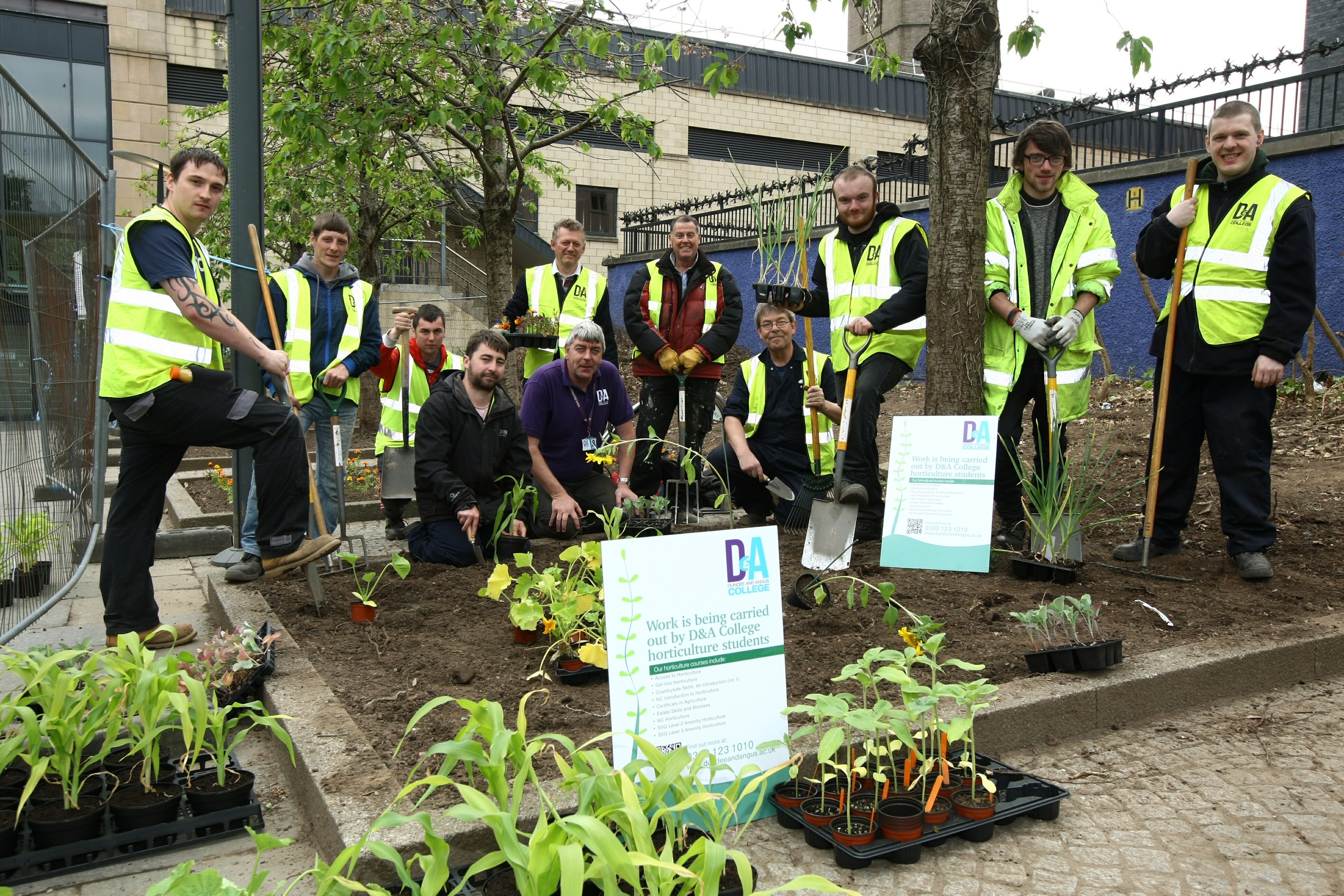 Level 4 Horticultural students from Dundee & Angus College, with Course Leader Gregor McGillivray.