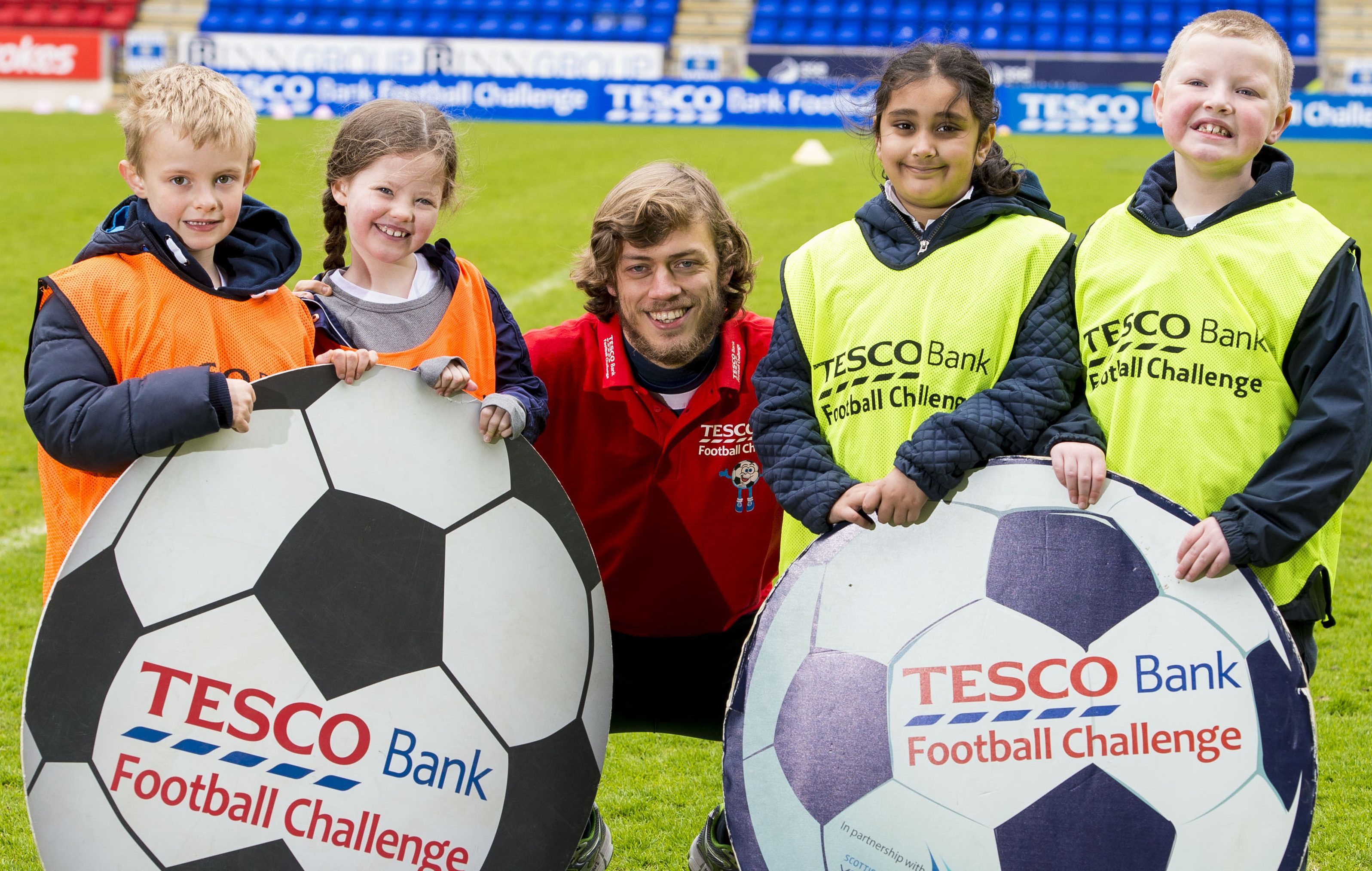 St Johnstone's Murray Davidson (centre) joins Sam Adams, Ava Simmie, Aisha Rifan and Angus Davison to promote the Tesco Bank Football Festival.