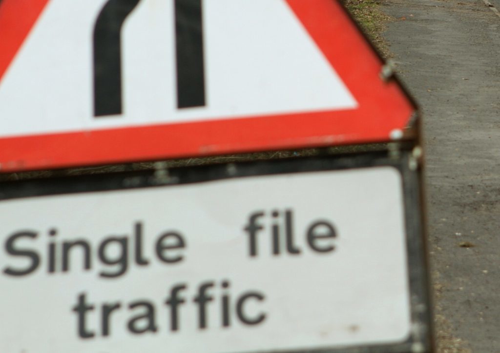 Single file traffic sign. By Dougie Nicolson. COURIER, DOUGIE NICOLSON, 23/03/16, NEWS. Pic shows the roadworks at Almondbank today, Wednesday 23rd March 2016. Story by Perth office.