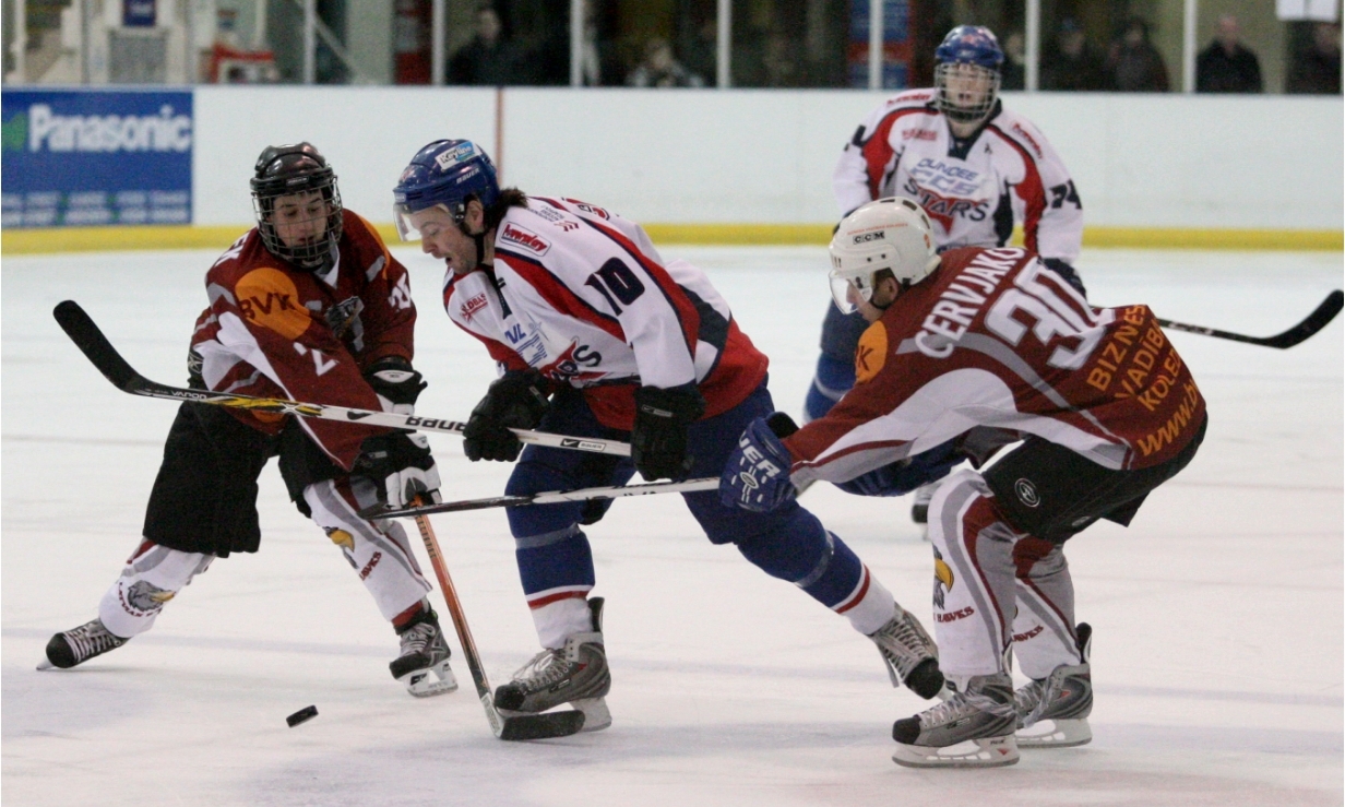 Barry Carnegie (centre) in action for the Dundee Stars in 2007.