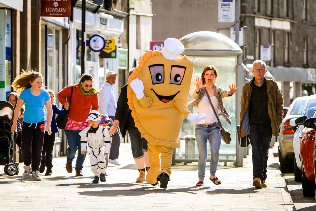 A hungry horde chase the bridie.