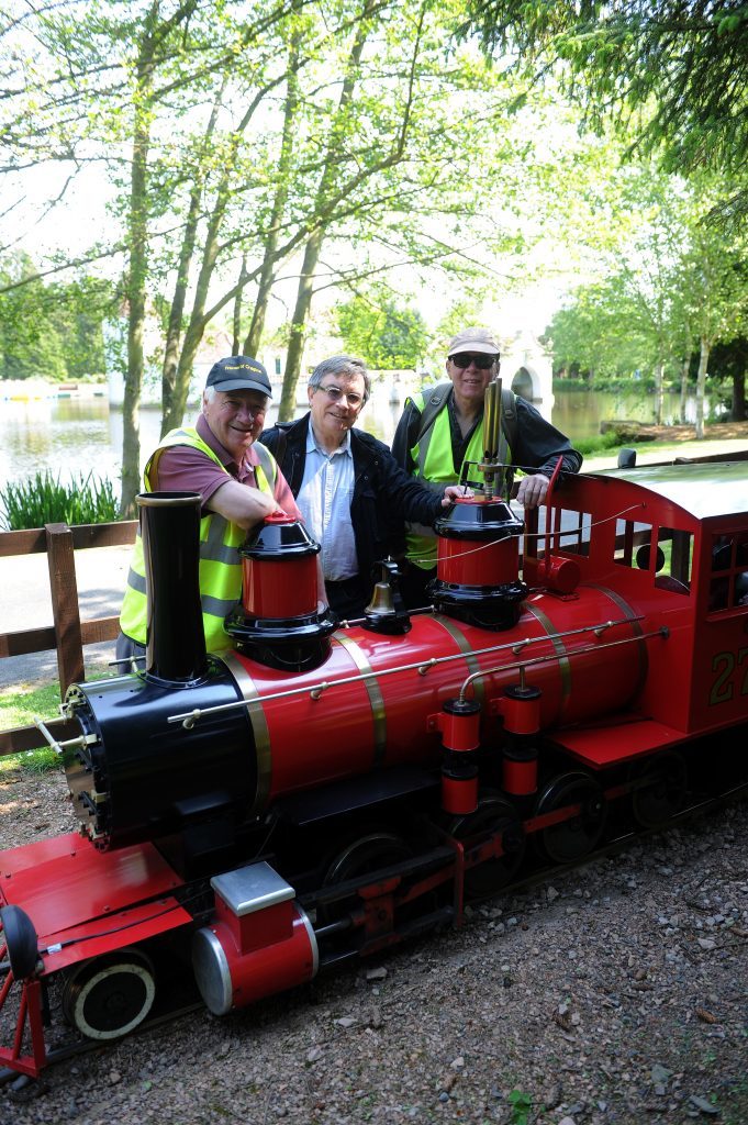 Picture shows; l to r - Kyff Roberts, Martin Dibbs and Eric Moran with the train at Craigtoun Country Park, St Andrews.