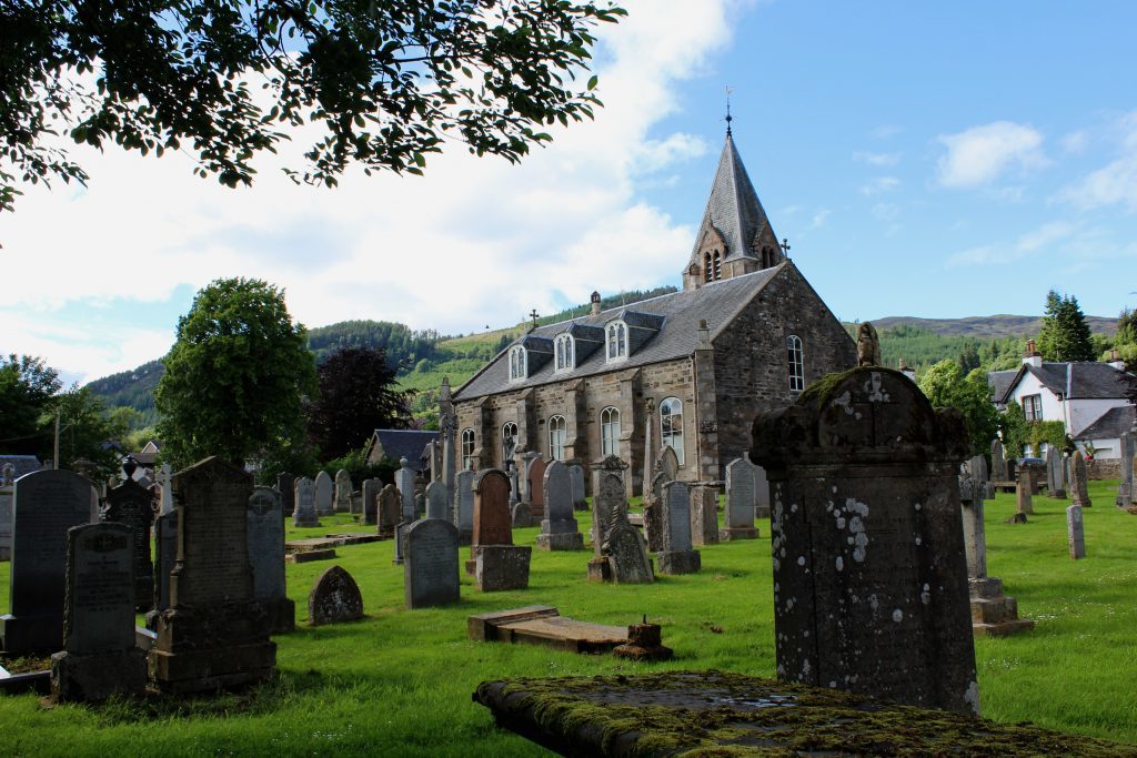 Moulin kirk and churchyard