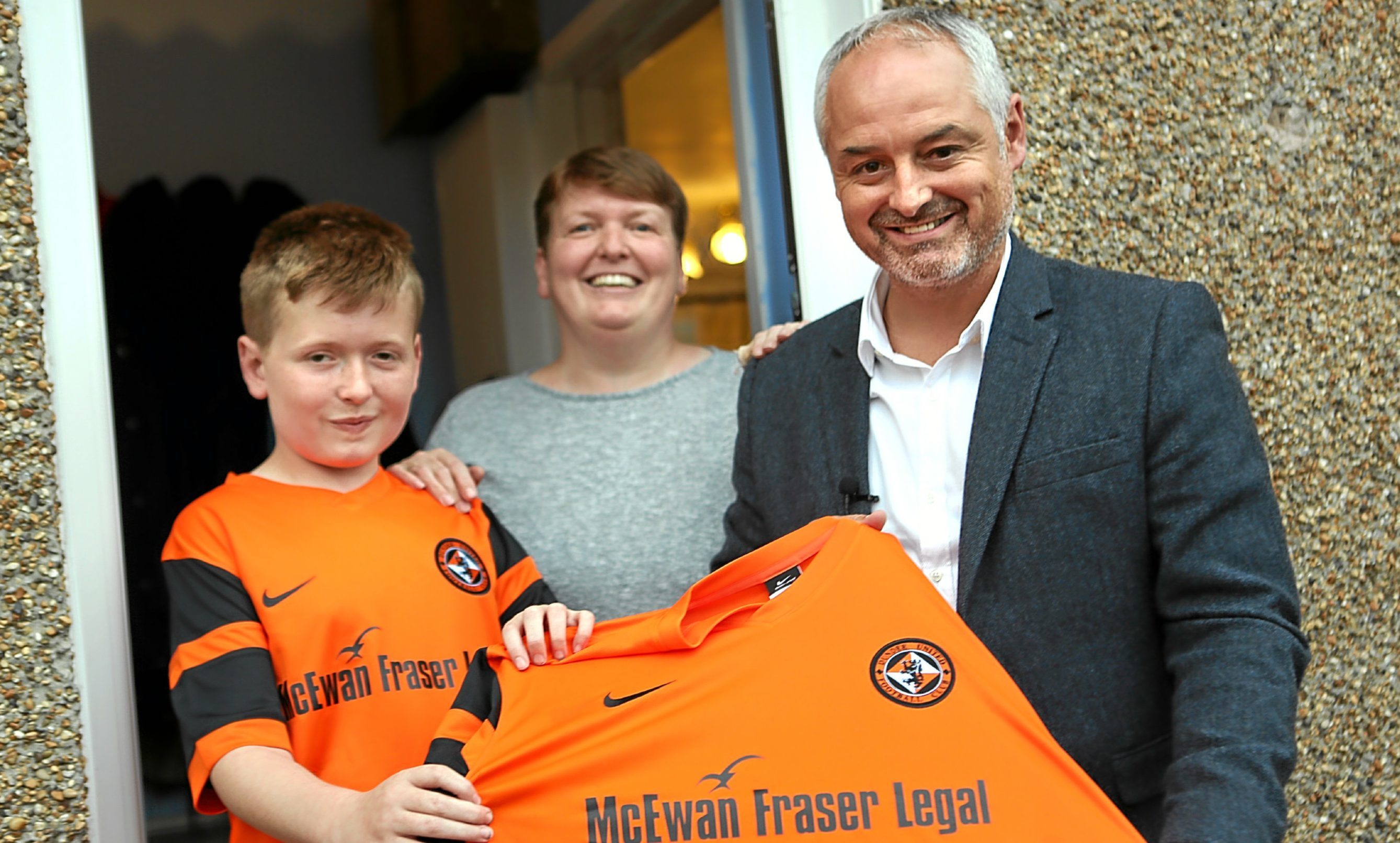 Liam Harris with mum Denise and Dundee United manager Ray McKinnon.