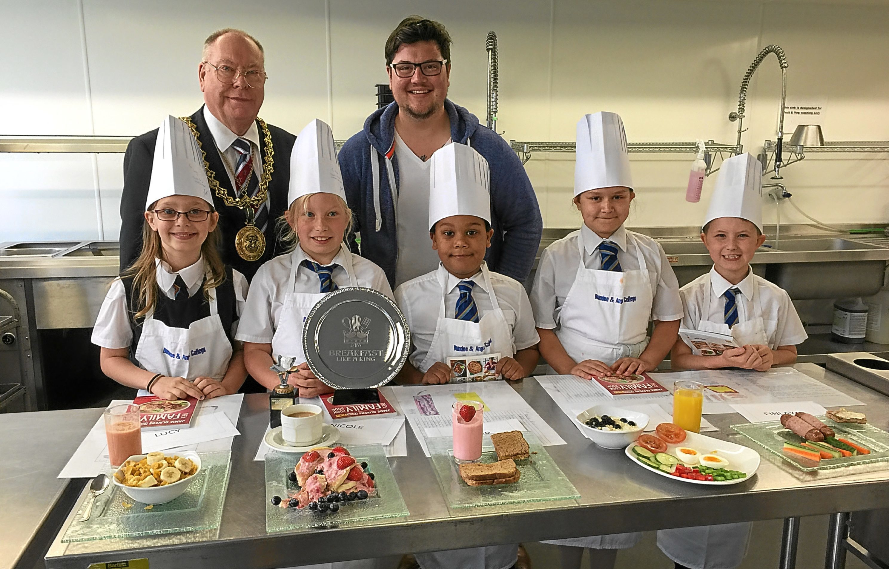 Breakfast for a King at D&A College: Judged by Lord Provost Bob Duncan and Masterchef 2014 winner, Jamie Scott,
a former college student, finallists (from left): Lucy Clark, Nicole Paszkier, with the winners trophy, Philip Wieczorek,
Zosia Mazanik and Finlay McBrearty.