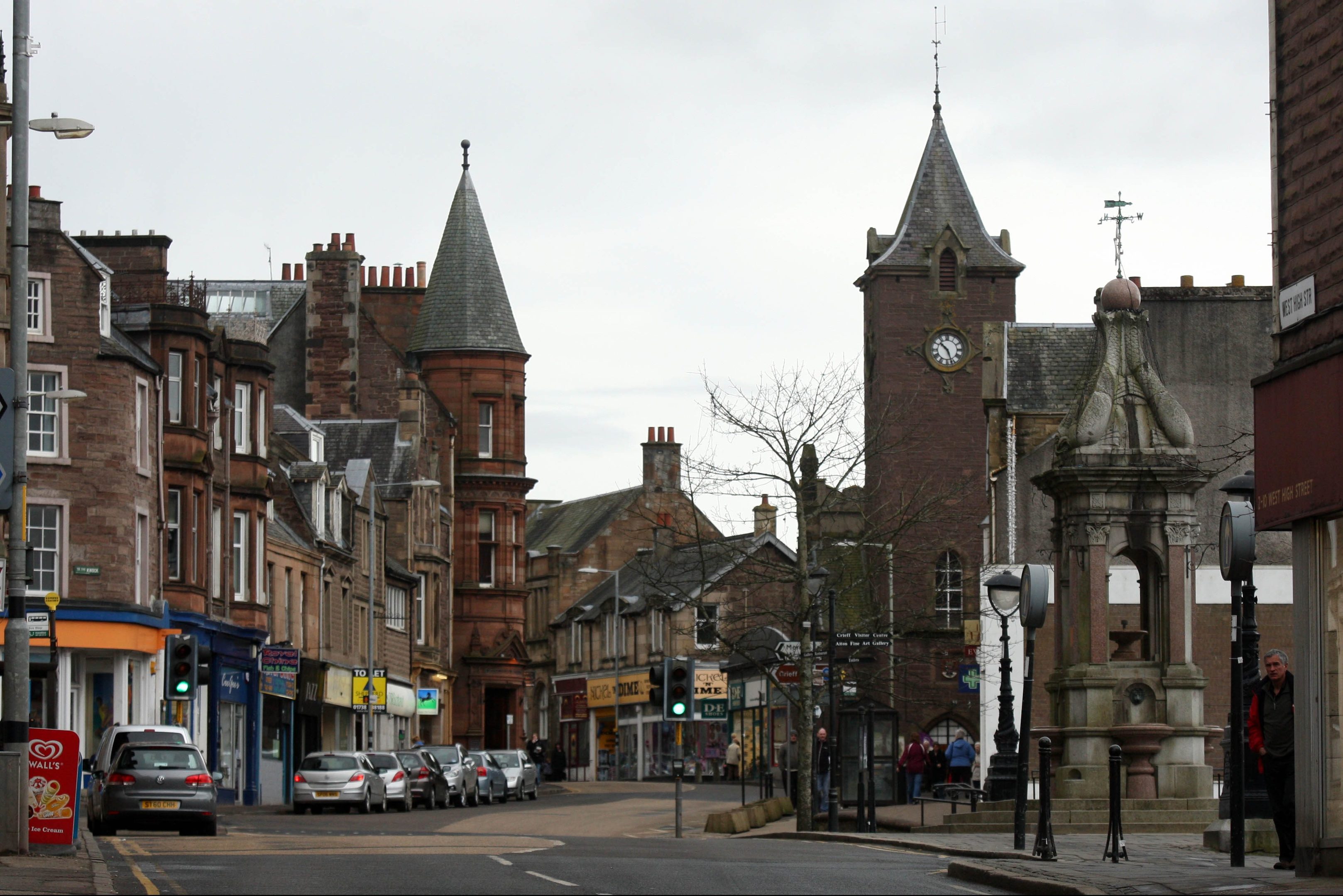 Businesses in Crieff have claimed new High Street parking rules have hit their trade.
