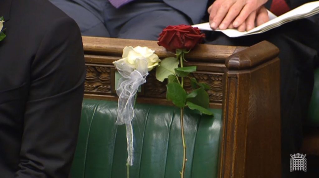 A white and red rose lie on Jo Cox's empty seat in the House of Commons, London, as MPs gather to pay tribute to her. PRESS ASSOCIATION Photo. Picture date: Monday June 20, 2016. See PA story POLITICS MP. Photo credit should read: PA Wire