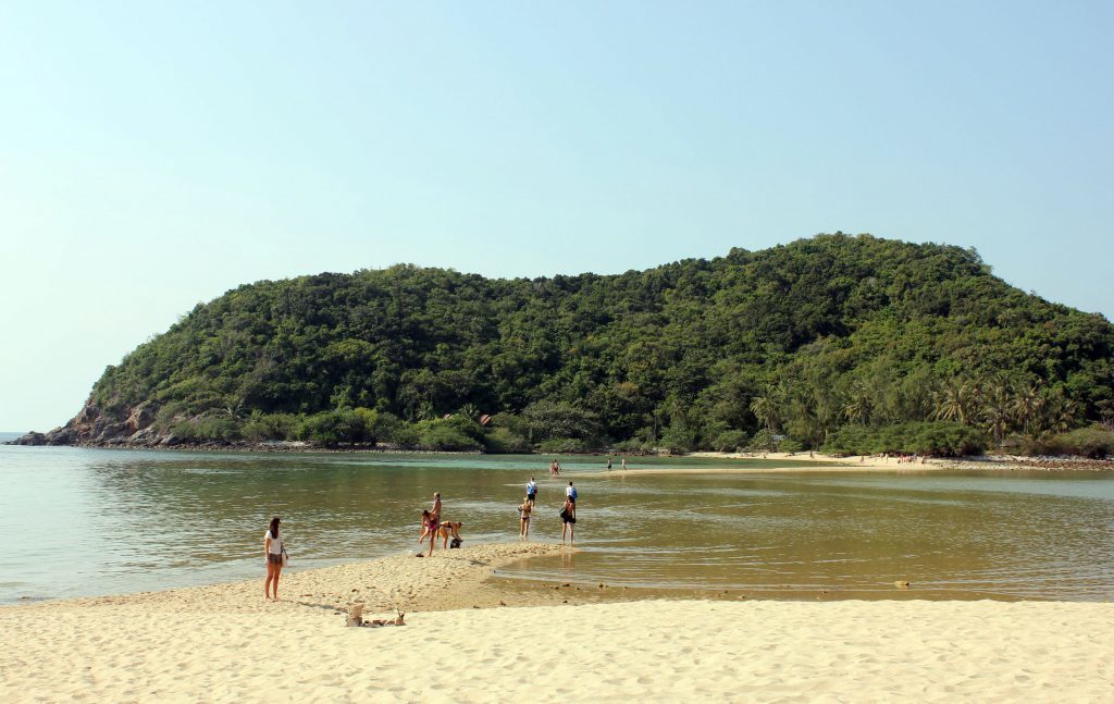 The Koh Mah sand bridge. 