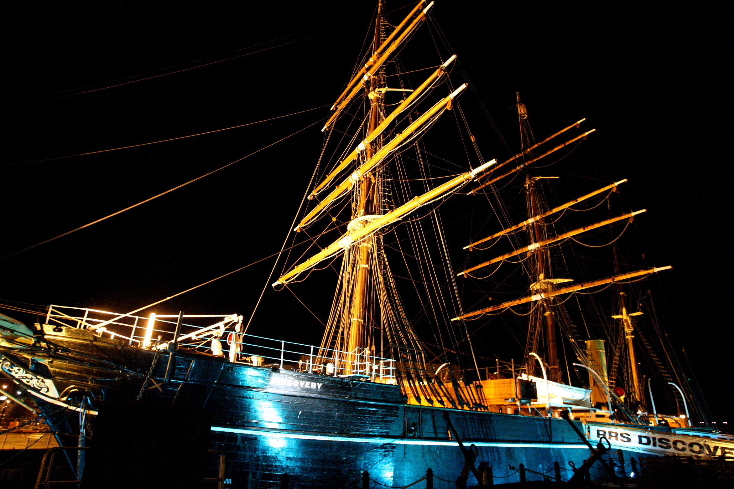 How the RRS Discovery has looked at night in days gone by.