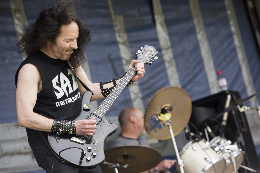 Saz guitarist Kevin Grubb and drummer Ritchie Wynd in action. 