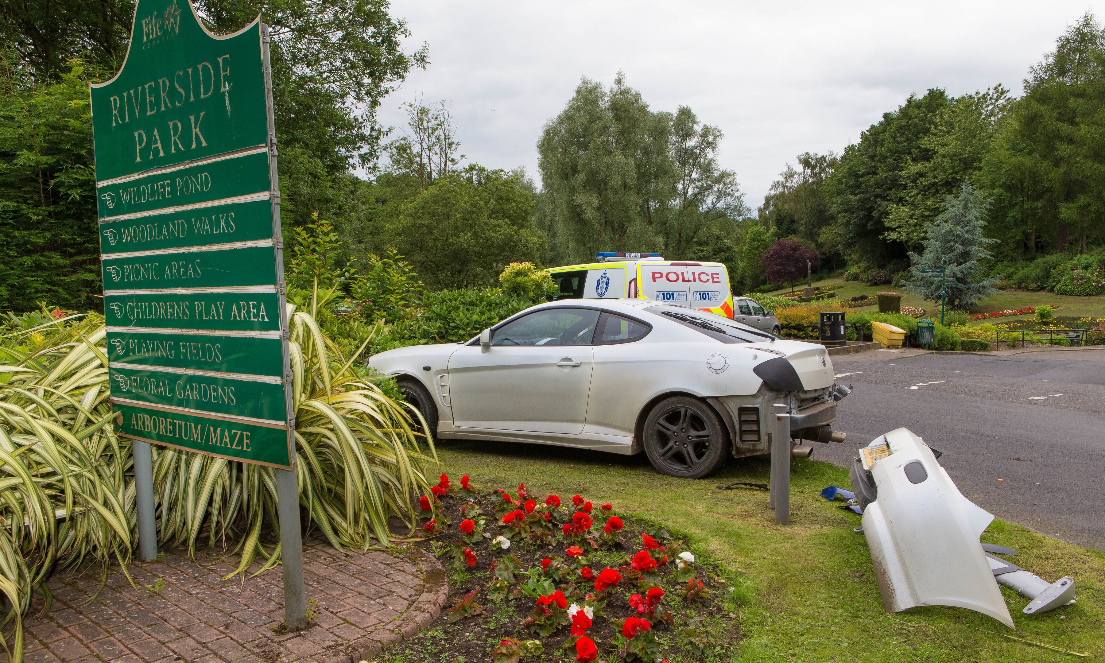 Stagecoach Bus number 39A was involved in an accident with a Hyundai Coupe car, driven by Lee Mackie (23) from Kelty and passenger Ross Gibb (20) from Glenrothes.