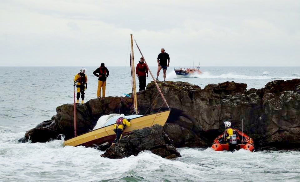 A small yacht is run aground off the coast of Cellardyke in Fife