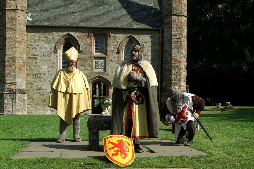 King Robert The Bruce, aka Brian McCutcheon, addressing the crowds after the re-enactment of his crowning.