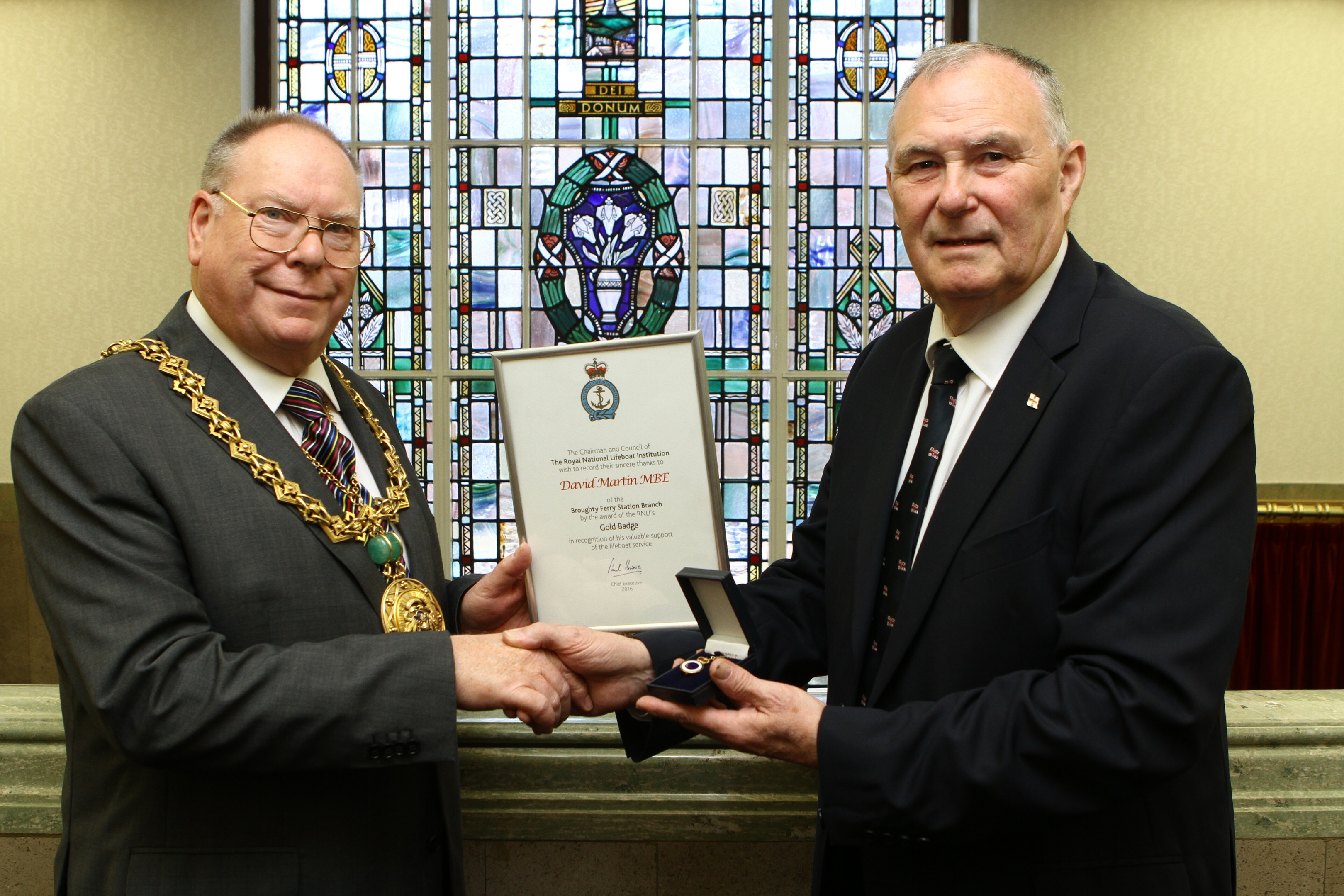 Lord Provost Bob Duncan presenting Dave with his gold badge and certificate.