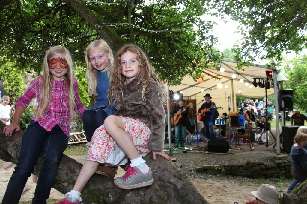 Pictured from left - Lola Stars, Leilah Moncur-MacDonald, and Molly Britten with The Yonderlees (Ameil Thompson and Andy Spiller) in the background.