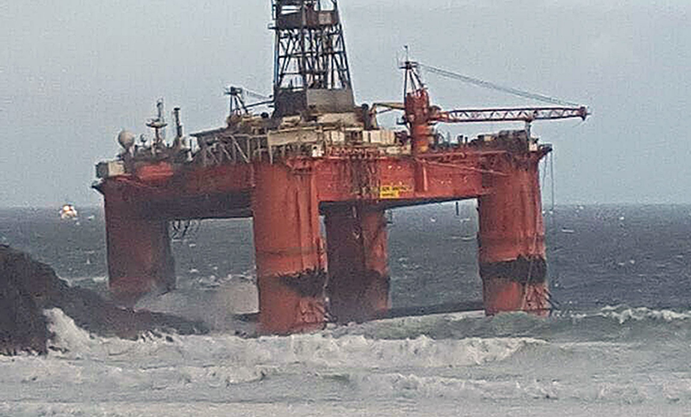 The semi-submersible drilling rig became detached from the tug Alp Forward during severe weather.