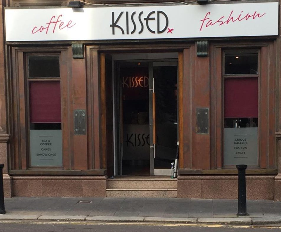 kissed_dundee