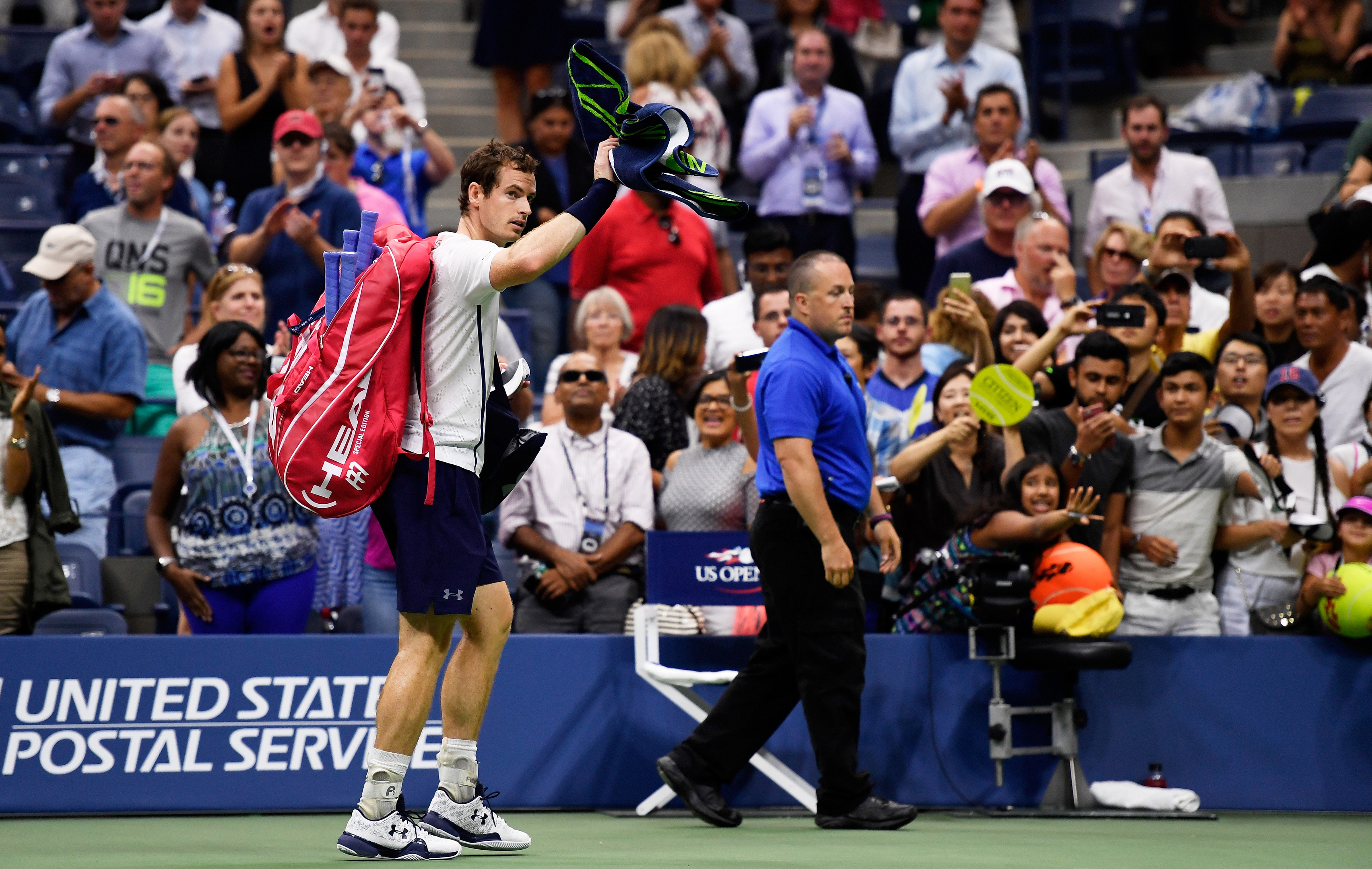 Andy Murray leaves the Flushing Meadow court after his defeat.