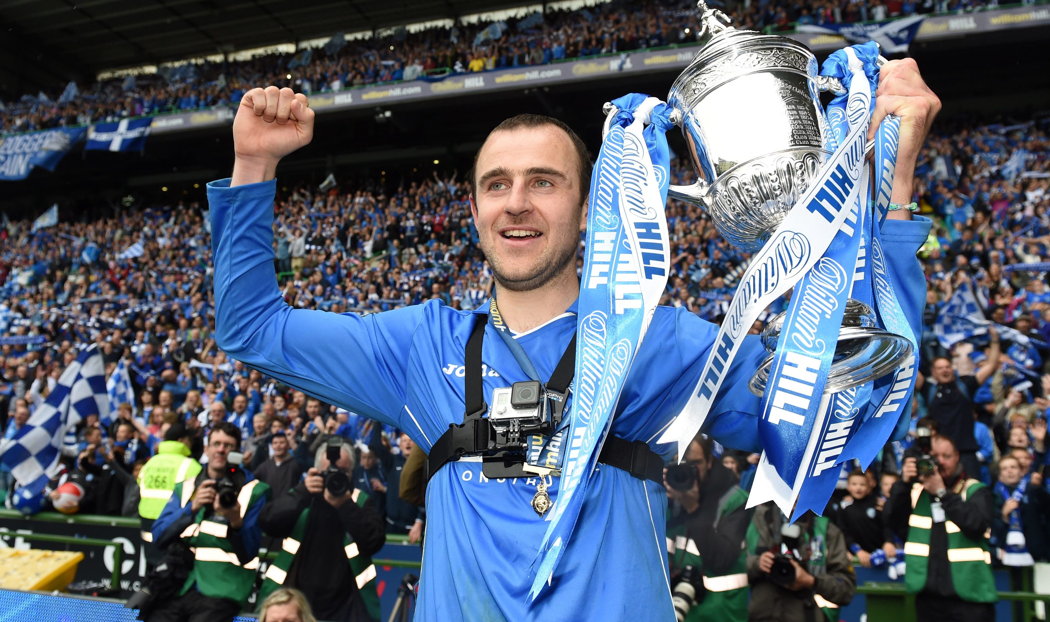 Dave Mackay lifts Scottish Cup