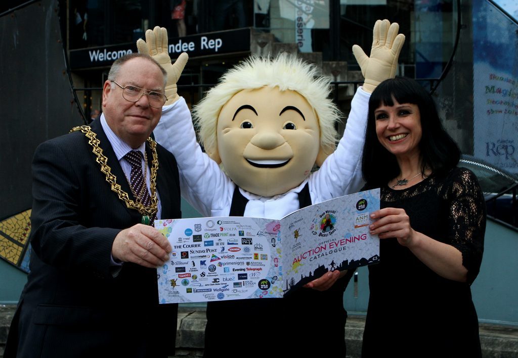 Oor Wullie has a look through the catalogue with Lord Provost Bob Duncan and artist coordinator Suzanne Scott