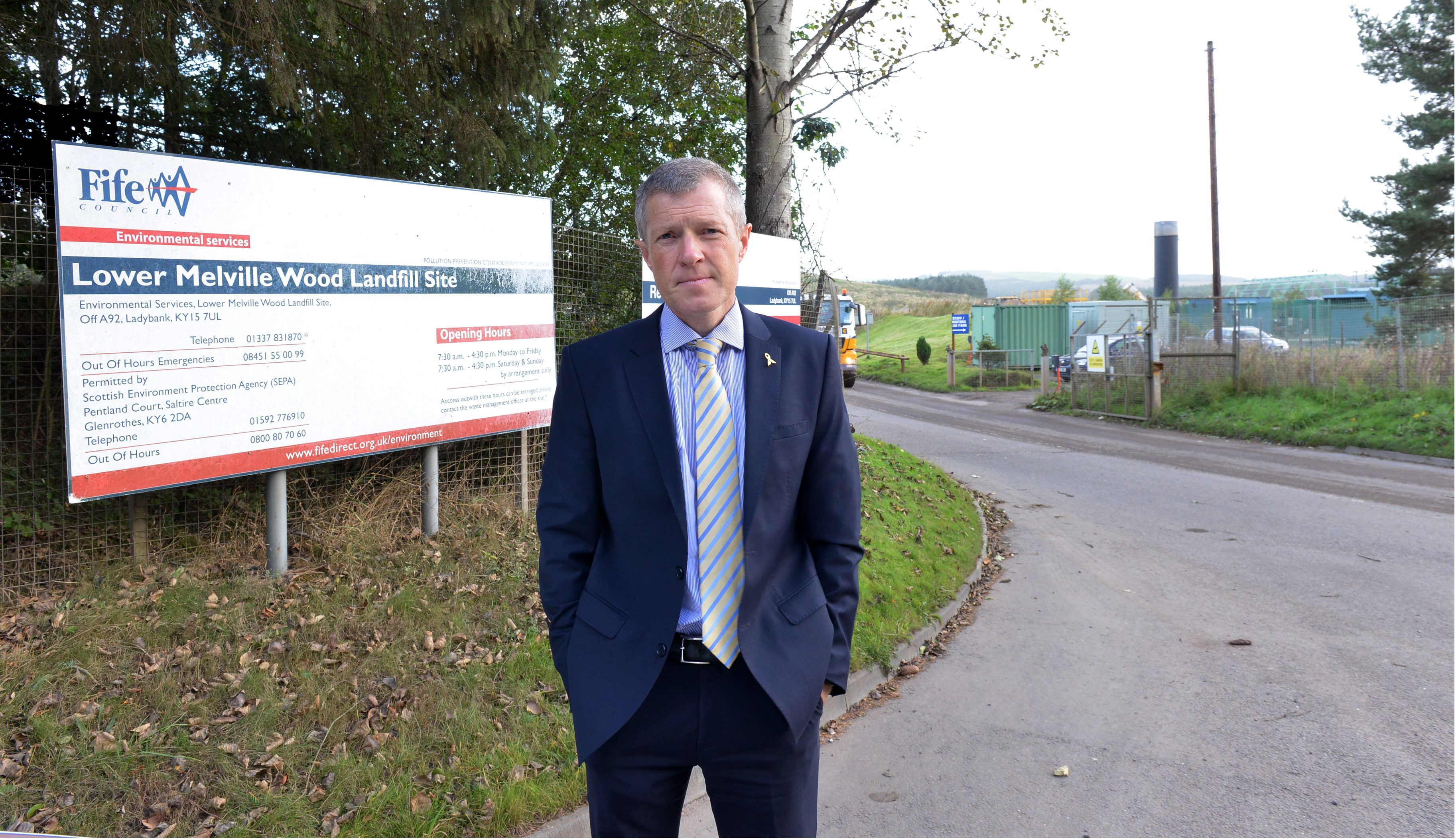 Willie Rennie MSP recently took up residents’ concerns about odour problems coming from the Lower Melville Wood landfill site.