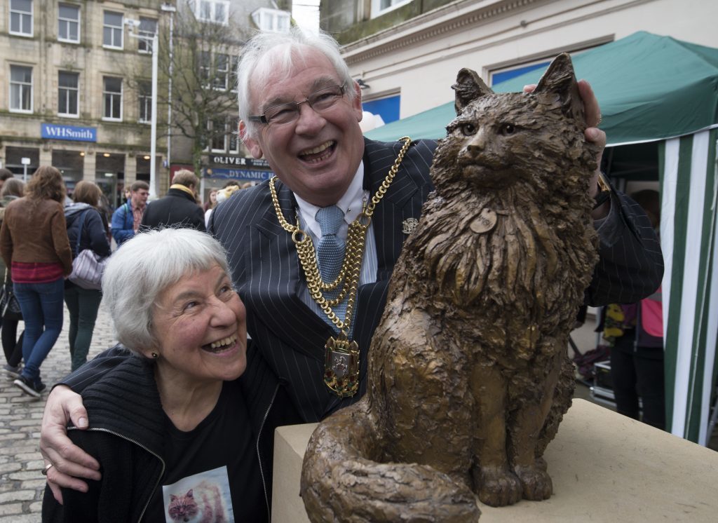 Fife Provost Jim Leishman and Flora Selwyn with the statue of Hamish St Andrews’ most famous feline, Hamish McHamish.