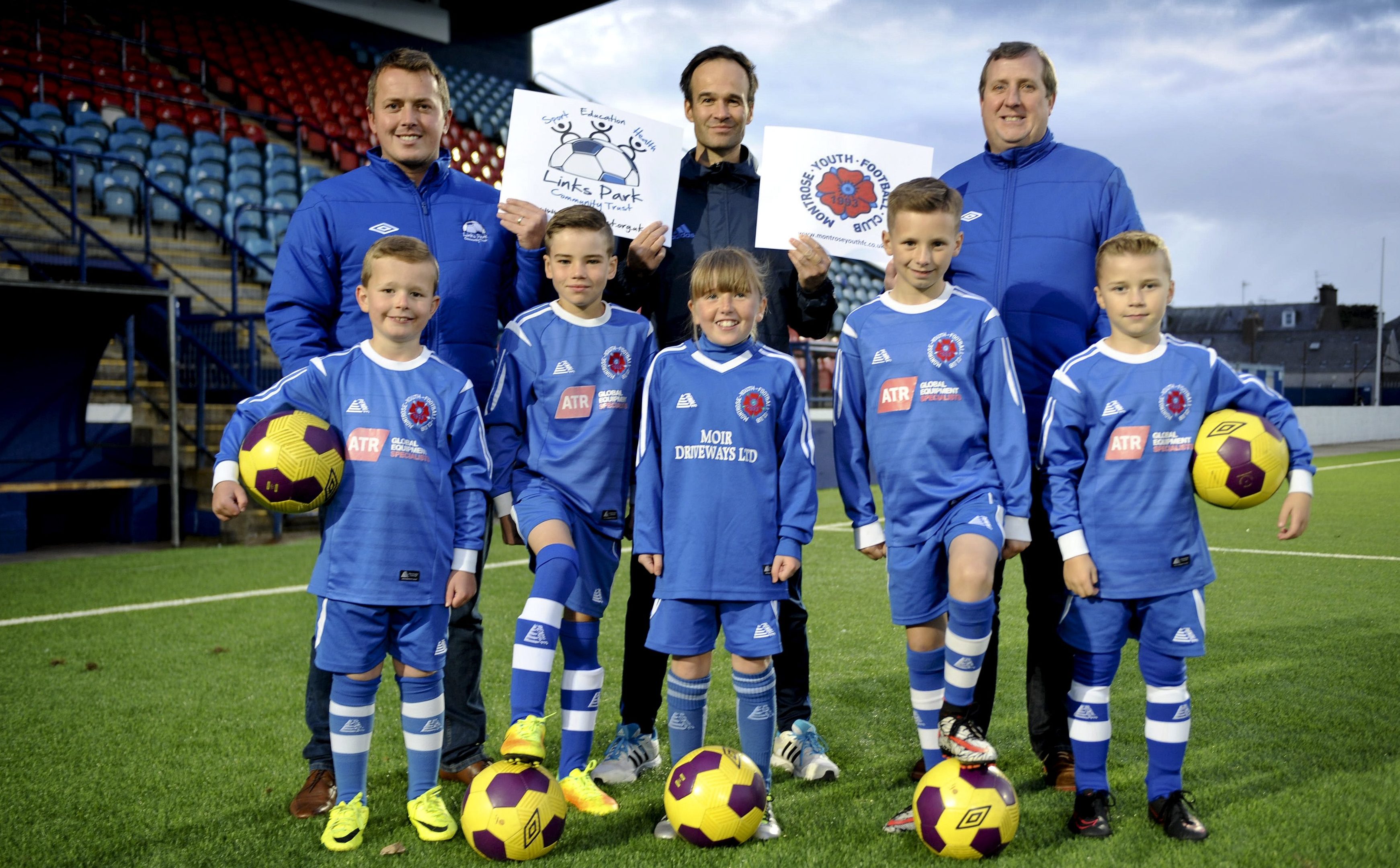 Peter Davidson (LPCT),  Kevin Lee (SFA) and Lee Walker (Montrose Youth) with some of the younger members of Montrose Youth