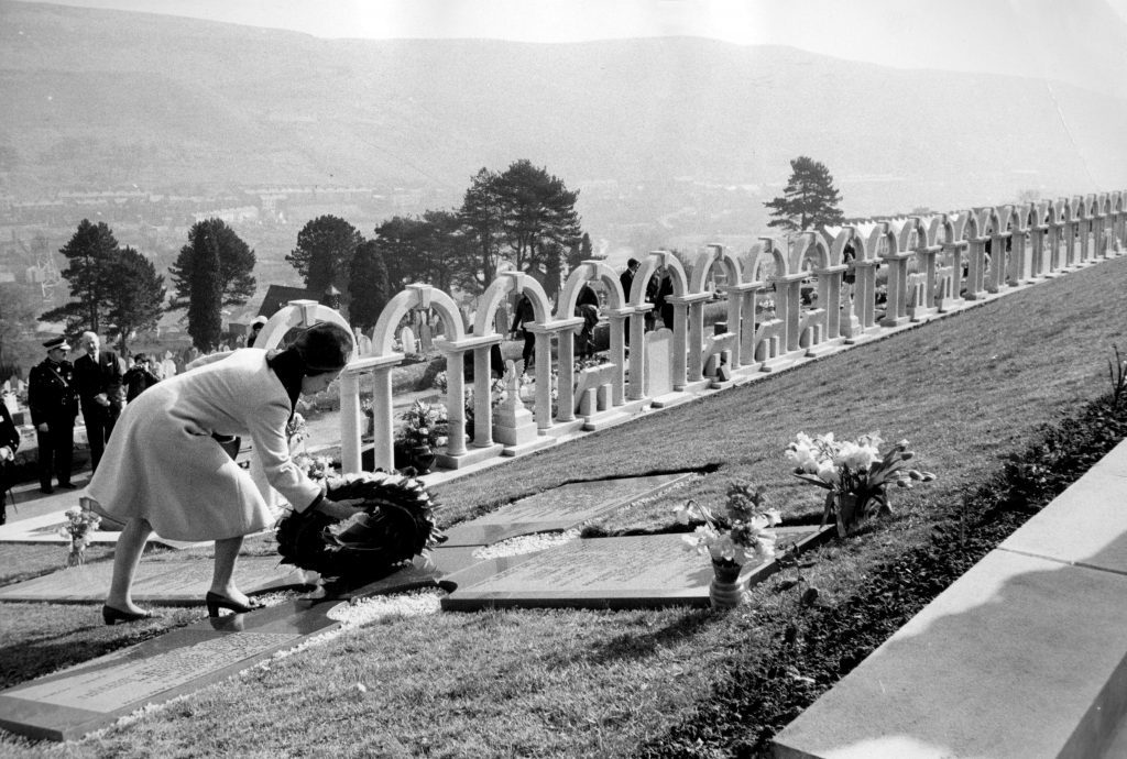 Queen Elizabeth II laying a wreath to commemorate the tragedy