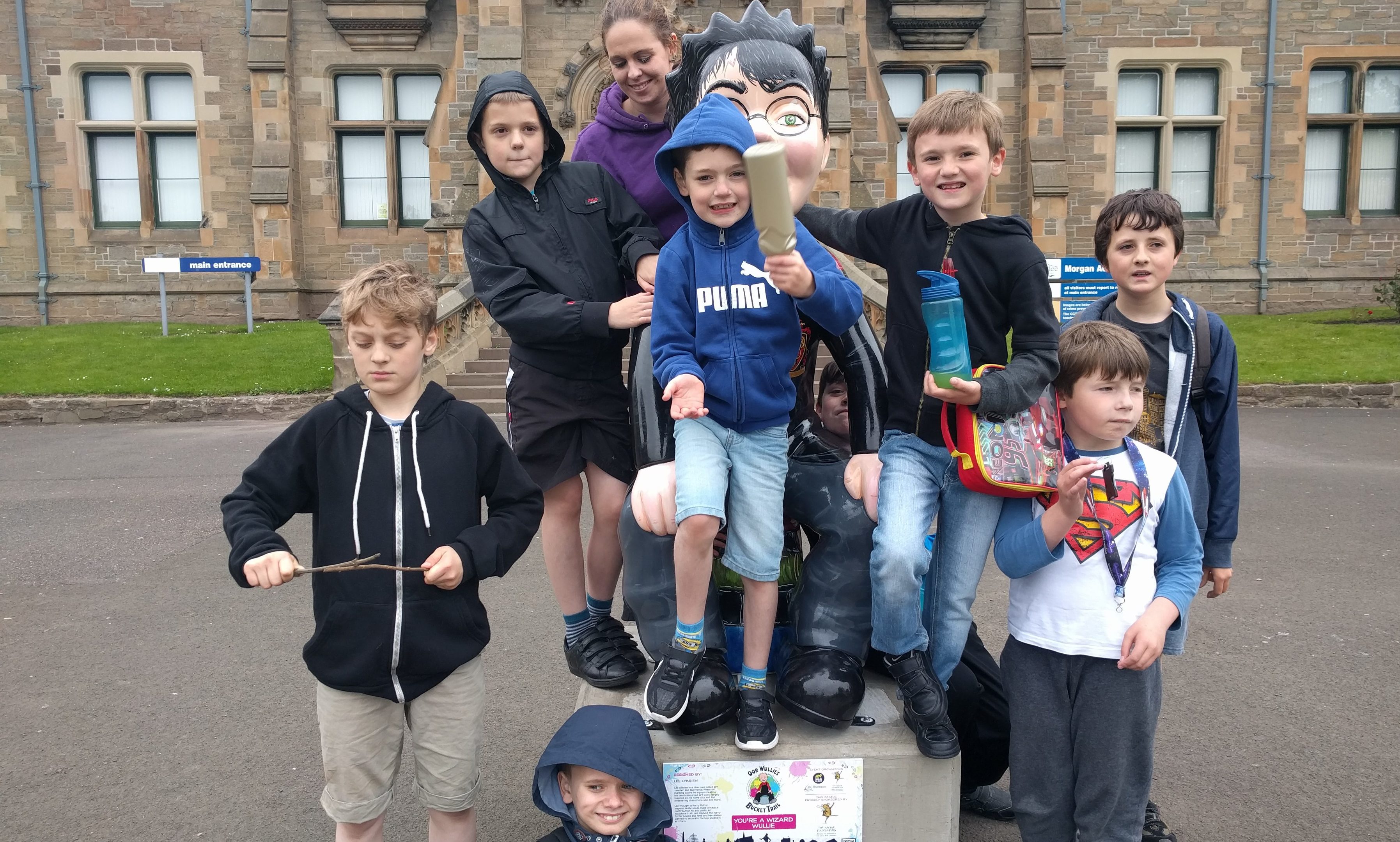 Youngsters looked after by the Spectrum charity enjoy a visit to the Harry Potter Oor Wullie statue
that was in the grounds of Morgan Academy.