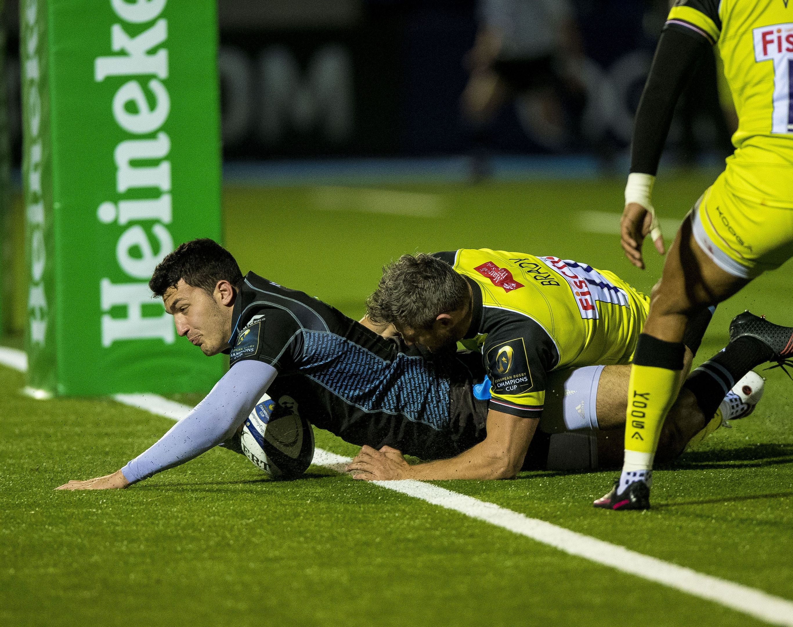 Leo Sarto crashes over for Glasgow's first try against Leicester.