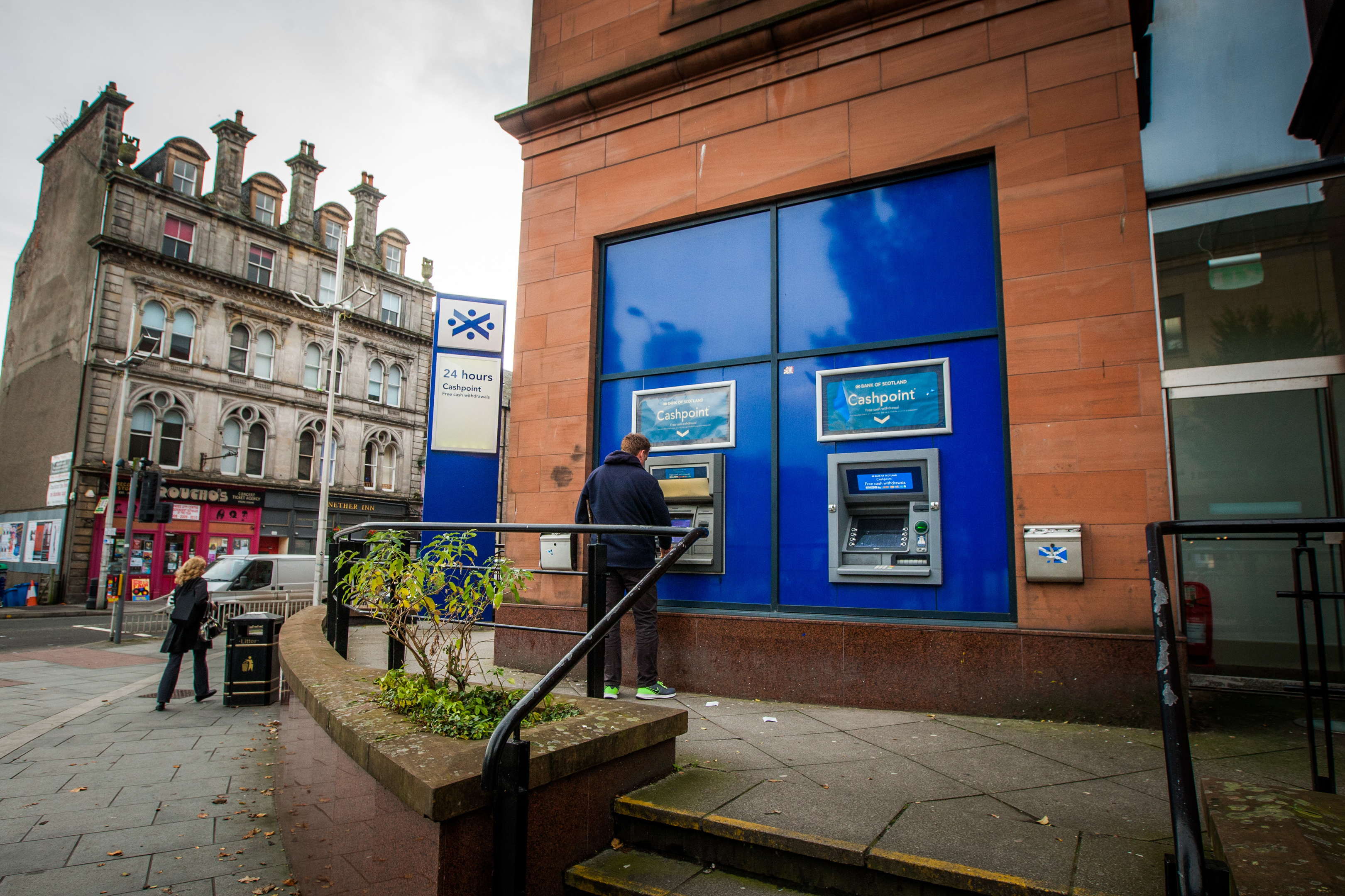 The Bank of Scotland on West Marketgait has reportedly handed out notes withdrawn from circulation.