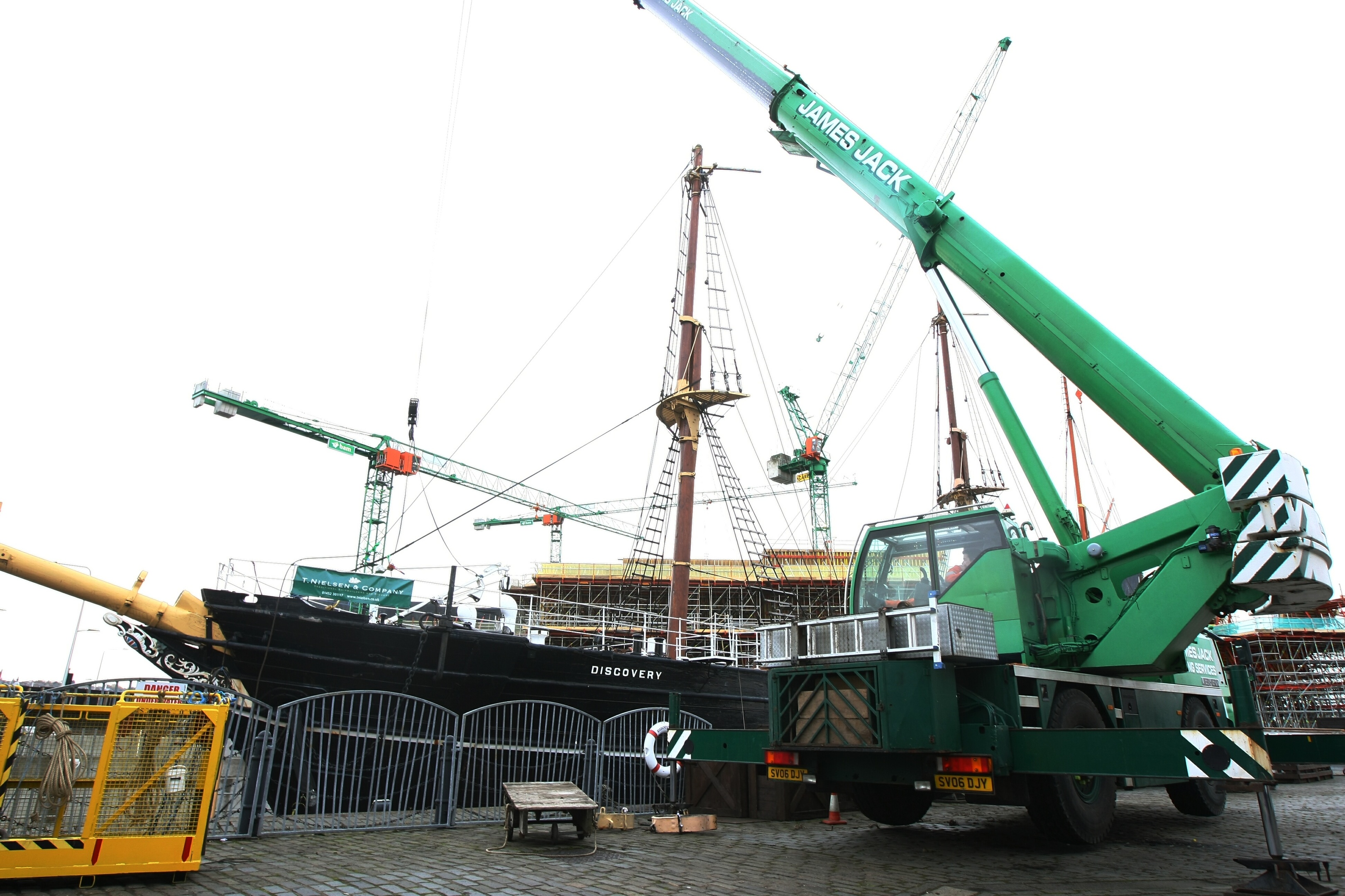 Discovery's masts being removed earlier in November.