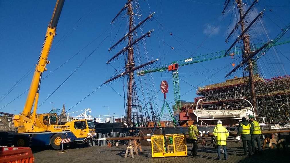 The spars being taken down from the Discovery.