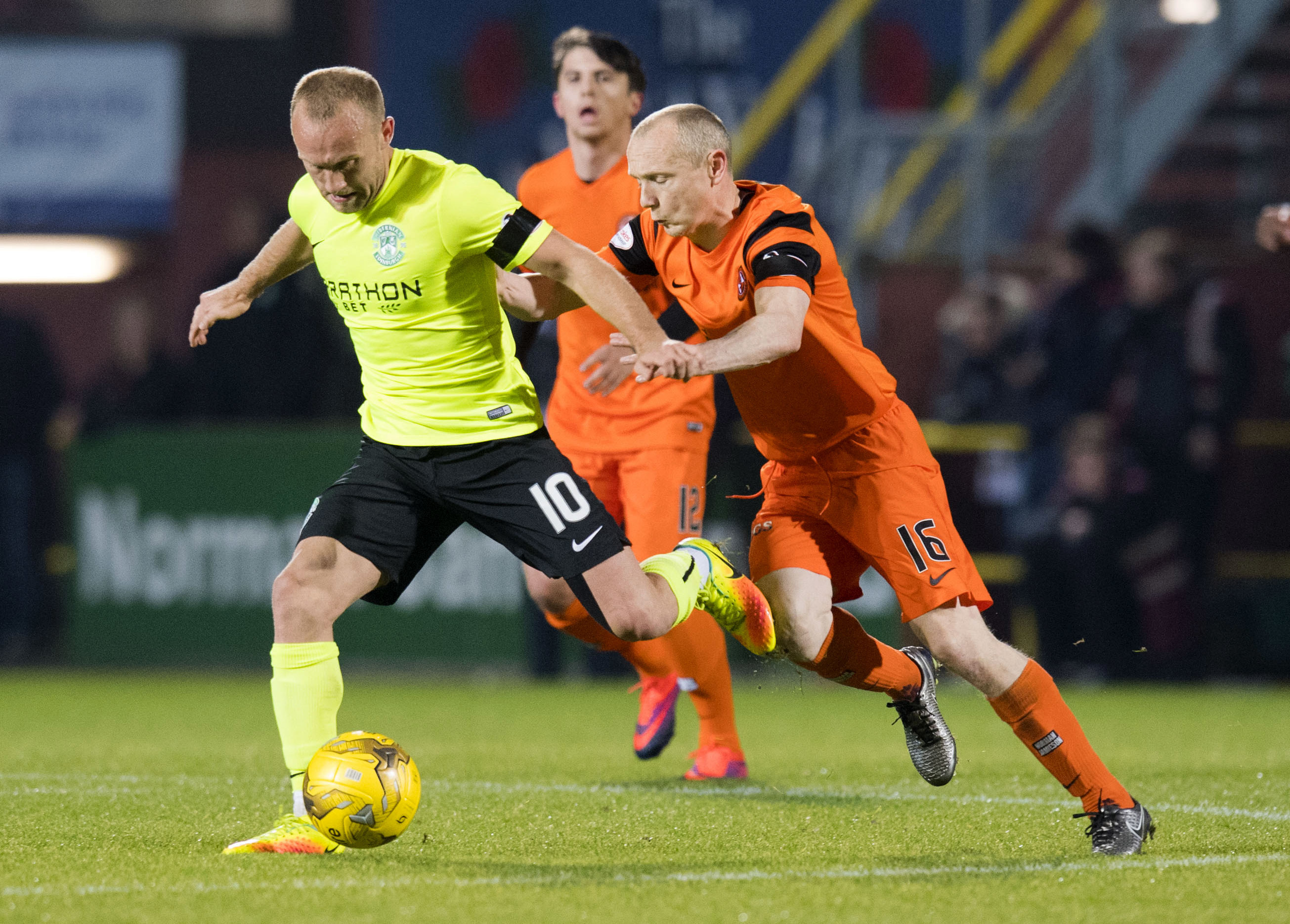 Dundee United's Willo Flood competes with Hibernian's Dylan McGeouch.