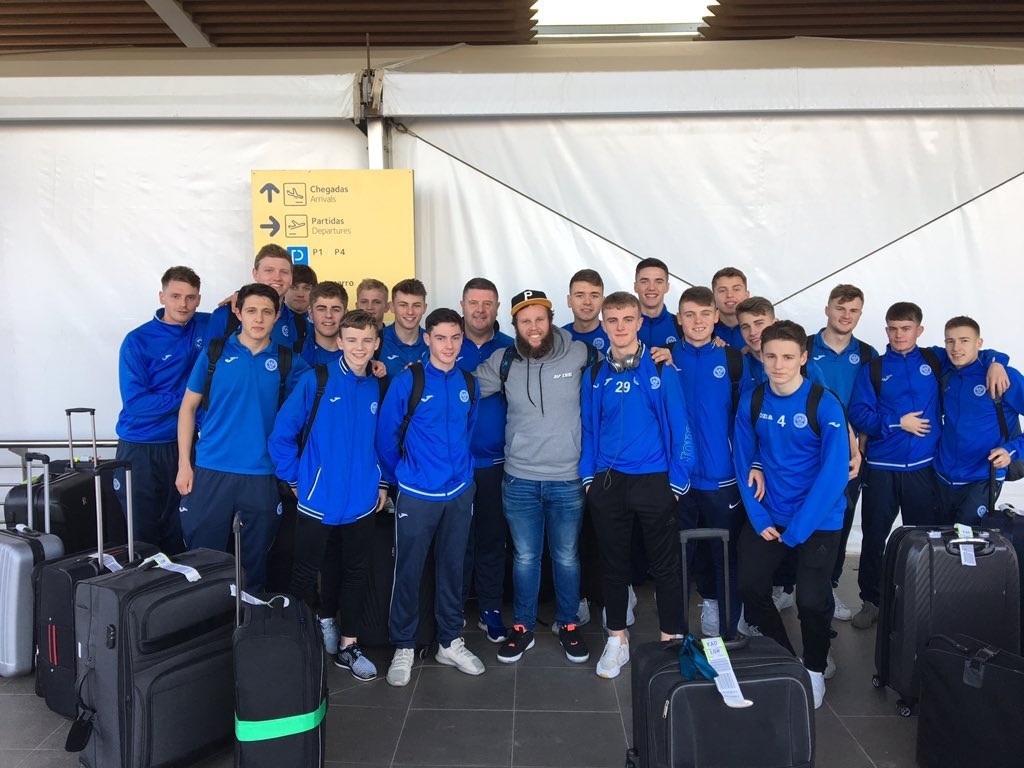 Andrew "Beef" Johnston with the St Johnstone players.