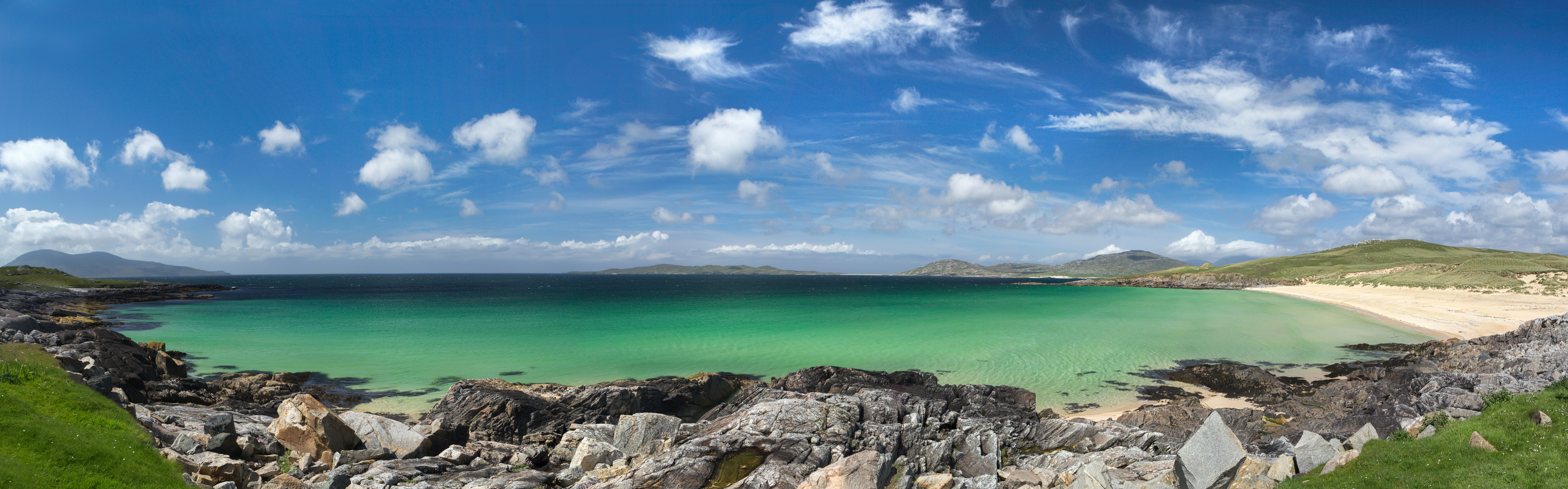 Turquoise waters of Luskentyre beach on the Isle of Harris, Outer Hebrides.