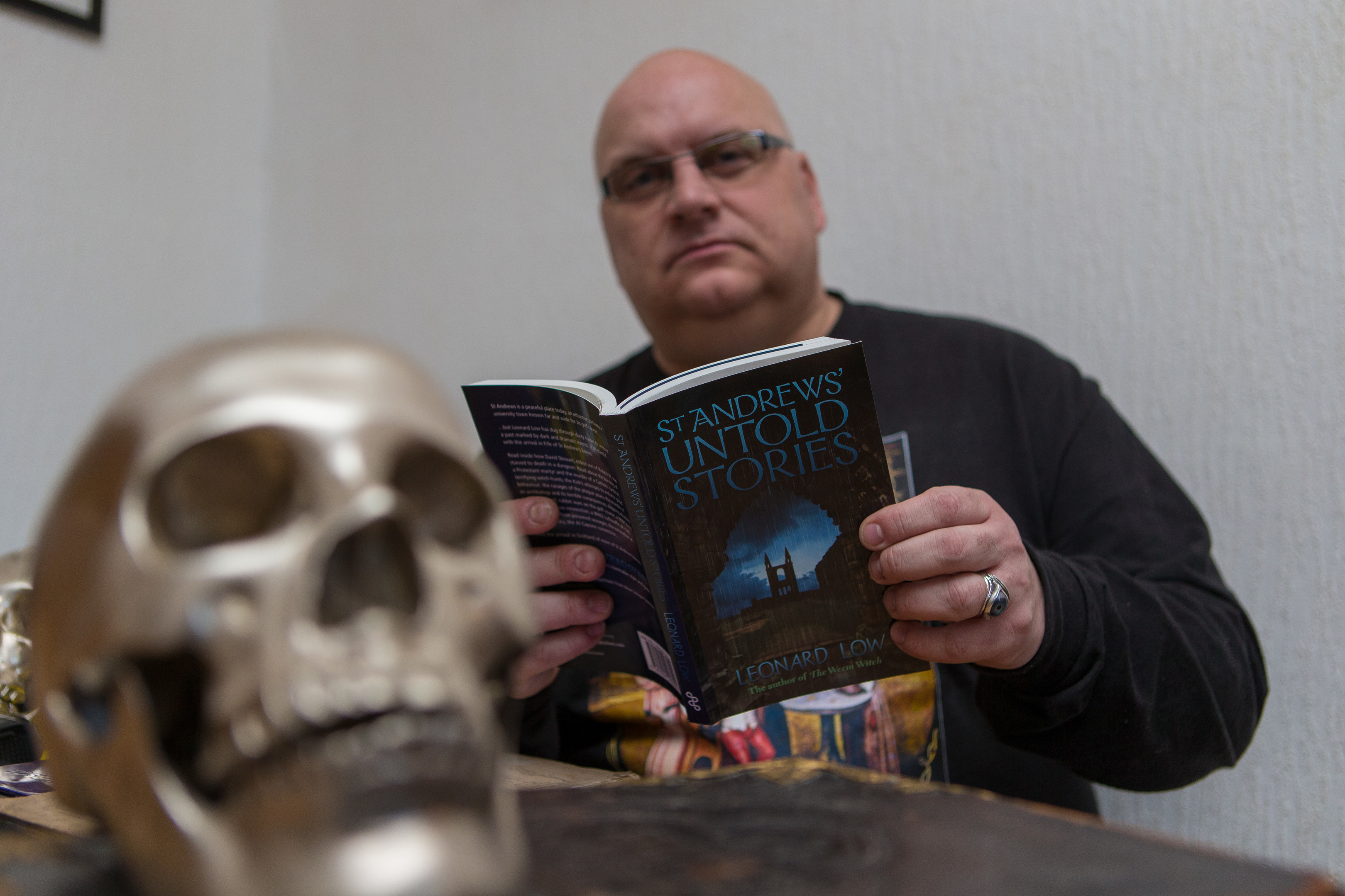 Author Leonard Low with one of his books. Image: Steve Brown/DC Thomson.