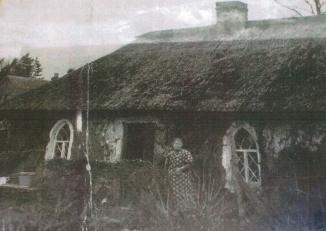 A 1948 photograph of a mudwall home at Muiredge that was later demolished.