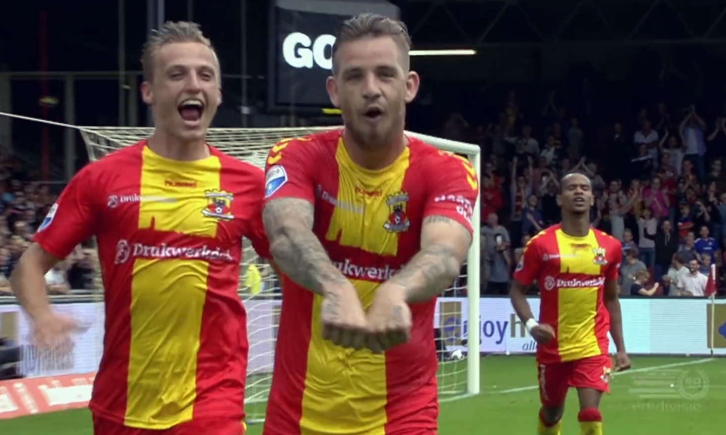Kevin Brands (centre) playing for Go Ahead Eagles.