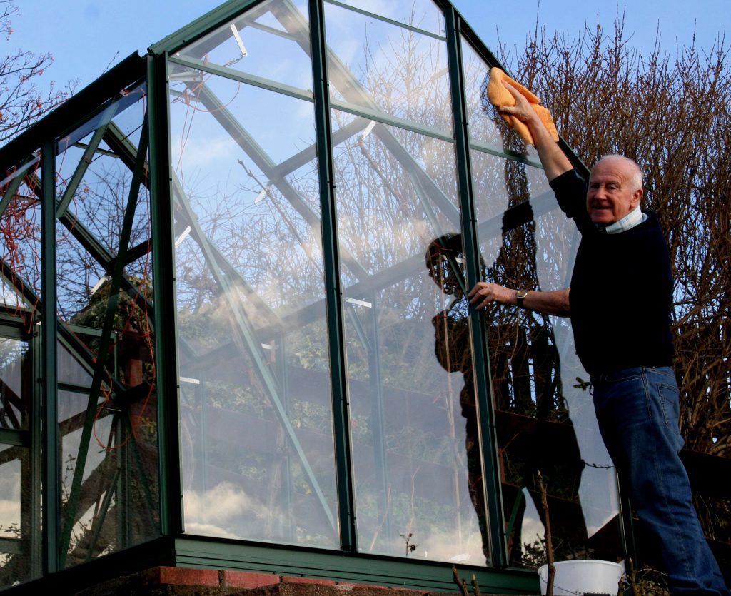 Cleaning the glass in winter