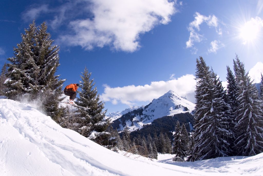 A skier pulls some stunts.