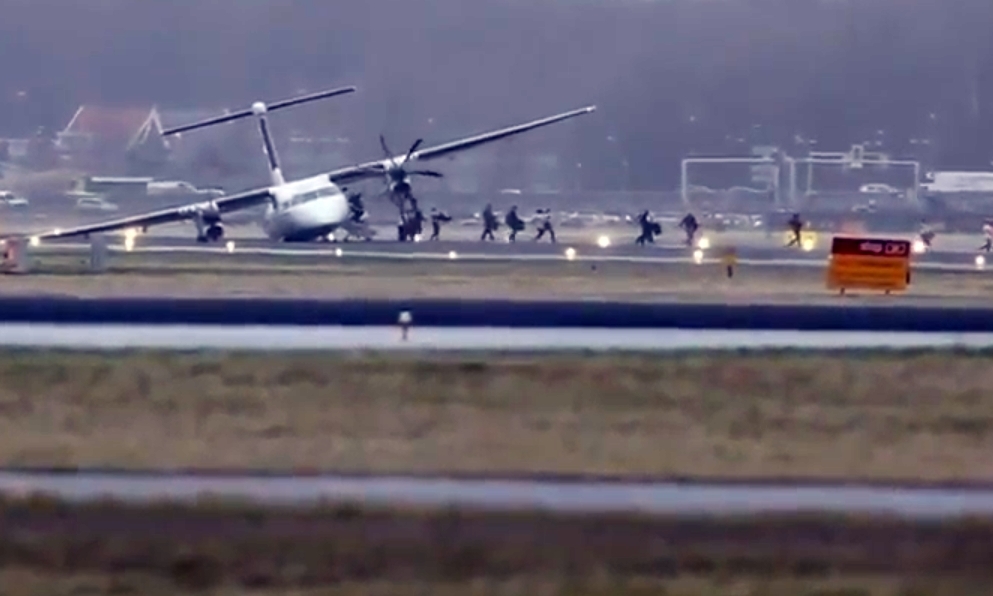 Passengers evacuating the plane.