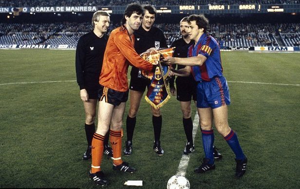 United and Barcelona swap pennants at start of Tannadice clash