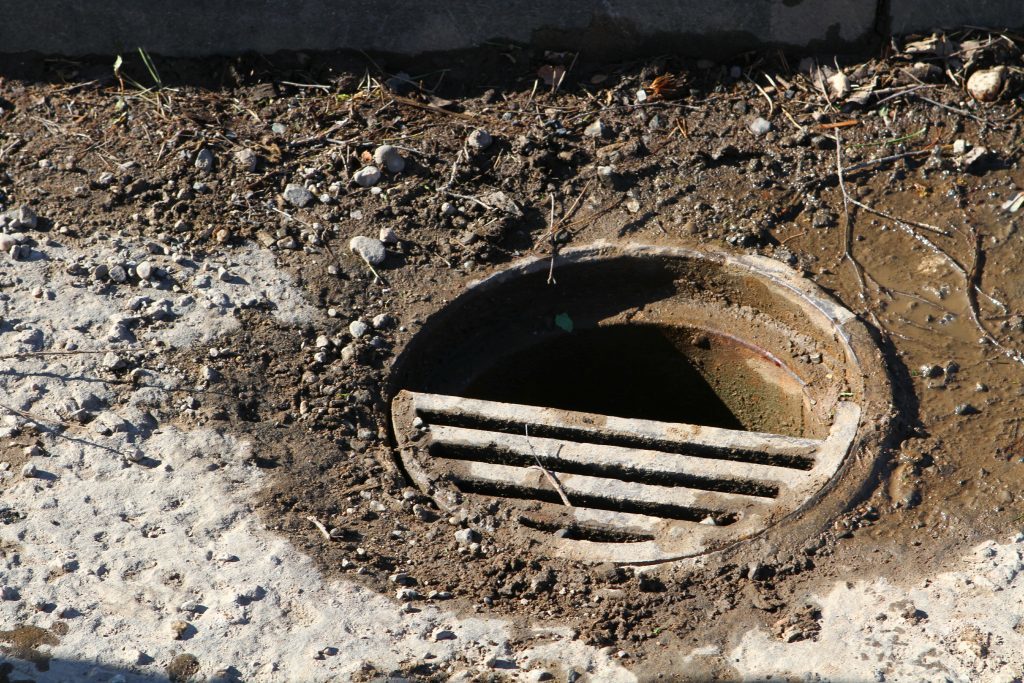 The drain cover that broke, trapping the man.