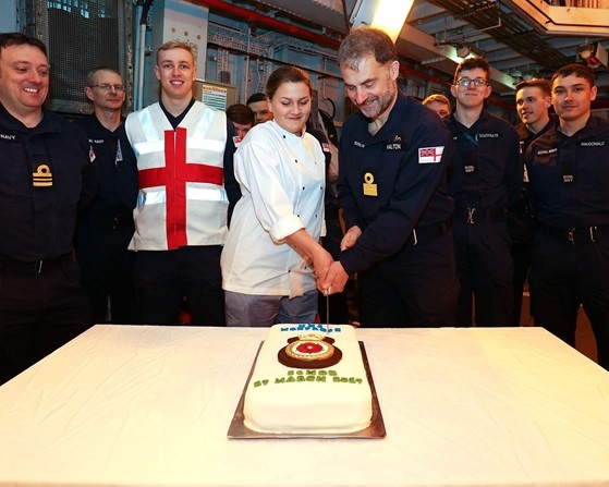 Cmdr Halton with chef Imogen Parsons cutting the cake.