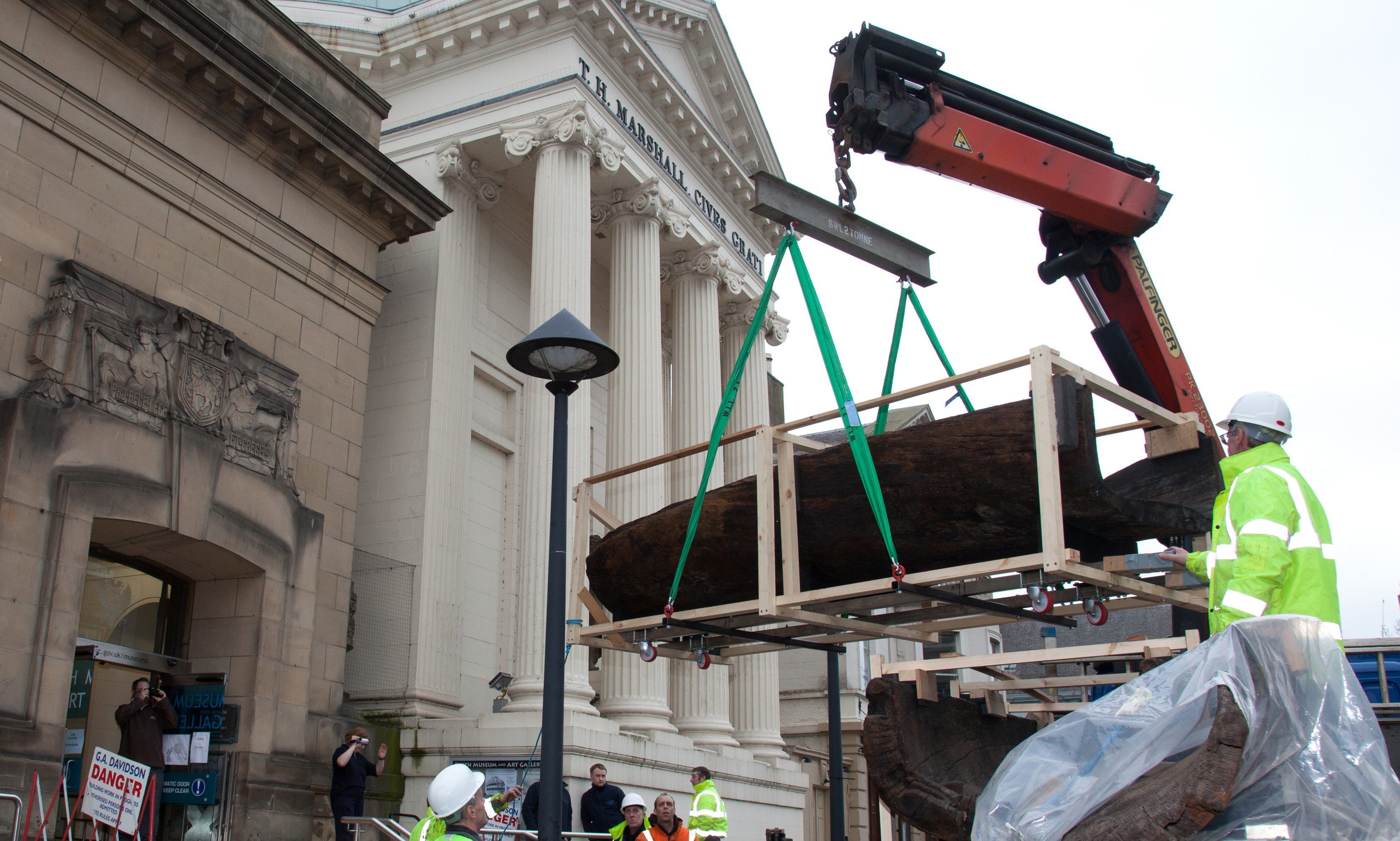 The 3,000 year old log boat being lowered into Perth Museum and Art Gallery.
