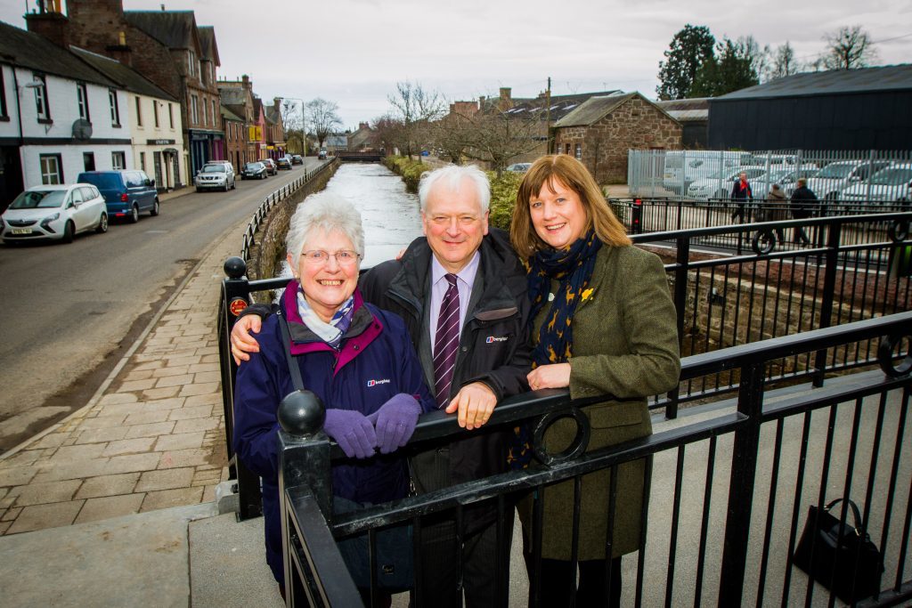 Marie MacDonald and daughter Jill Aitchison with council leader Ian Miller.