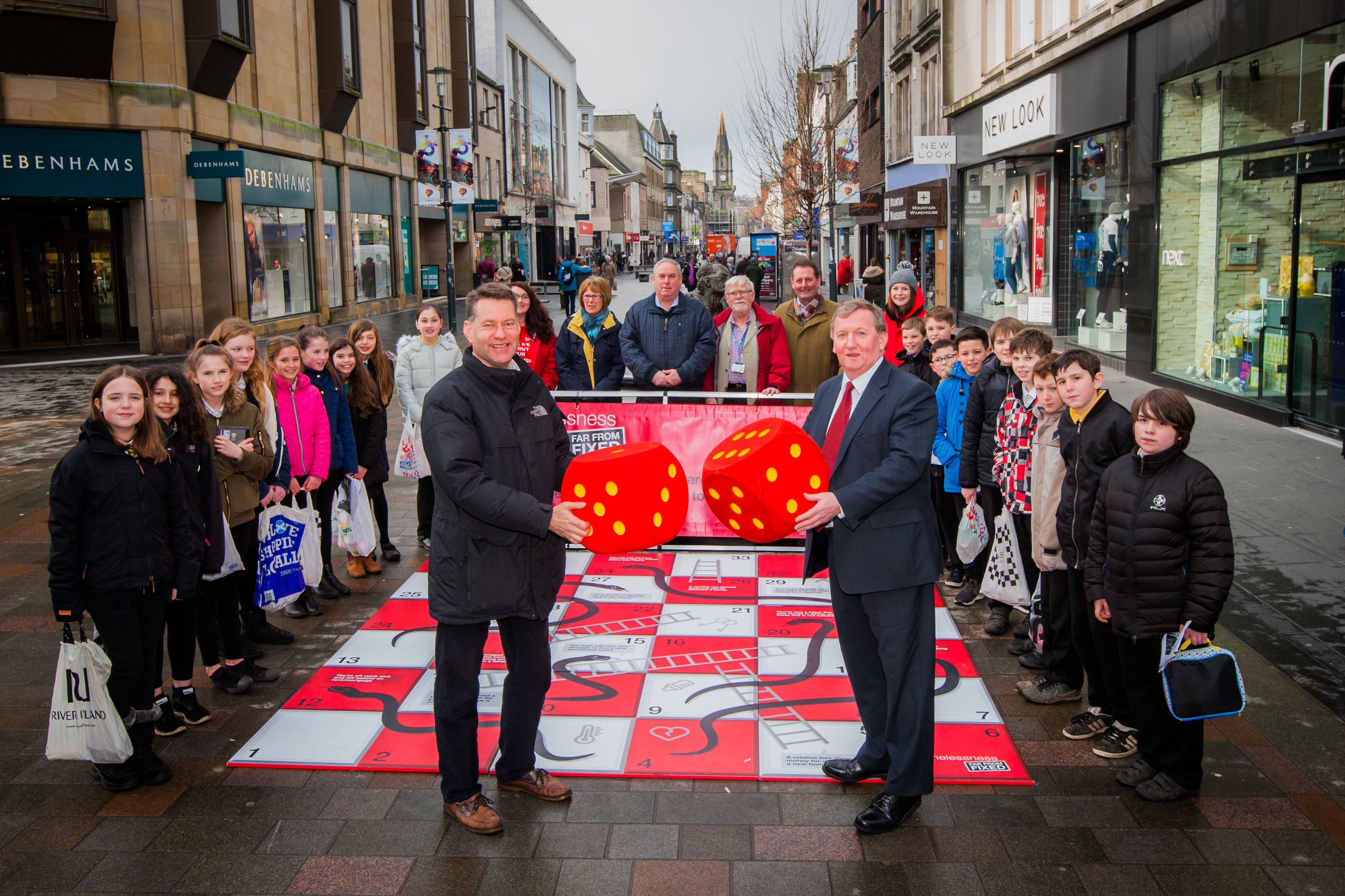 Policitions Murdo Fraser MSP (left) and Alex Rowley MSP (right) watched by school children from Moncreiffe Primary School, local councillors and member of the Campaigns team for Shelter Scotland