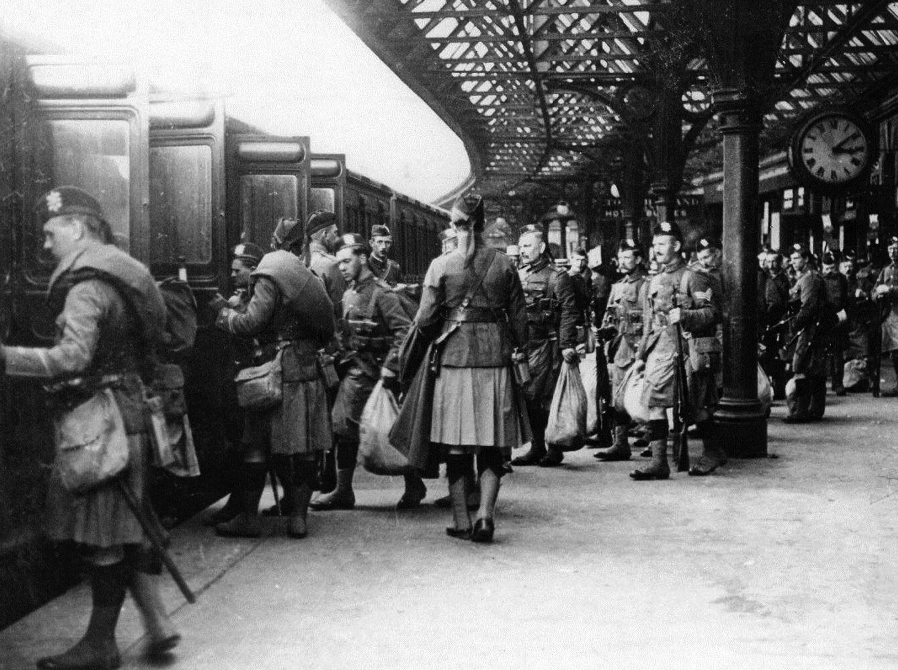 Soldiers of The Black Watch leaving Dundee for the western front.