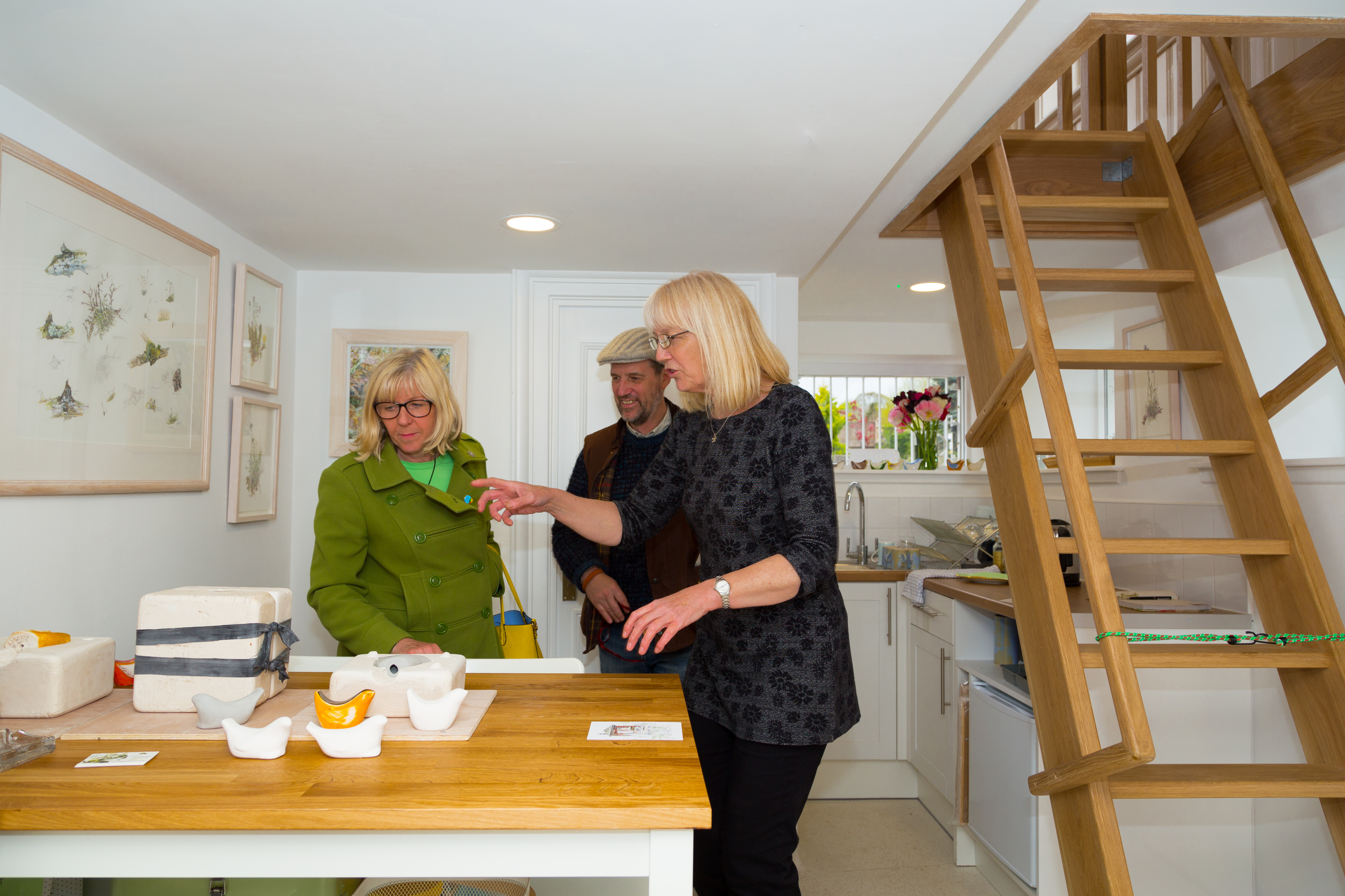 Lynette discussing her work with visitors